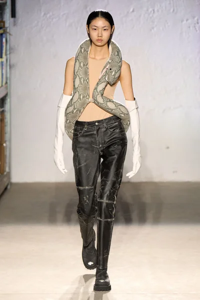 Look 10